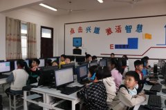 <b>学校充分利用现有的计算机设备和网络资源</b>